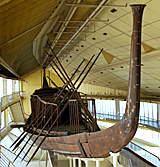 Image 5: The barke of Cheops inside the ship-museum, Length: 43,4 m, wide: 5,9 m, deep: 1,48 m, Deplacement: 40 - 45 t (adapted from B. Landström, N. Jenkins)