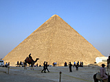 Image 4: The Great Pyramid in Giza, right: the museum of Khufu’s boat
